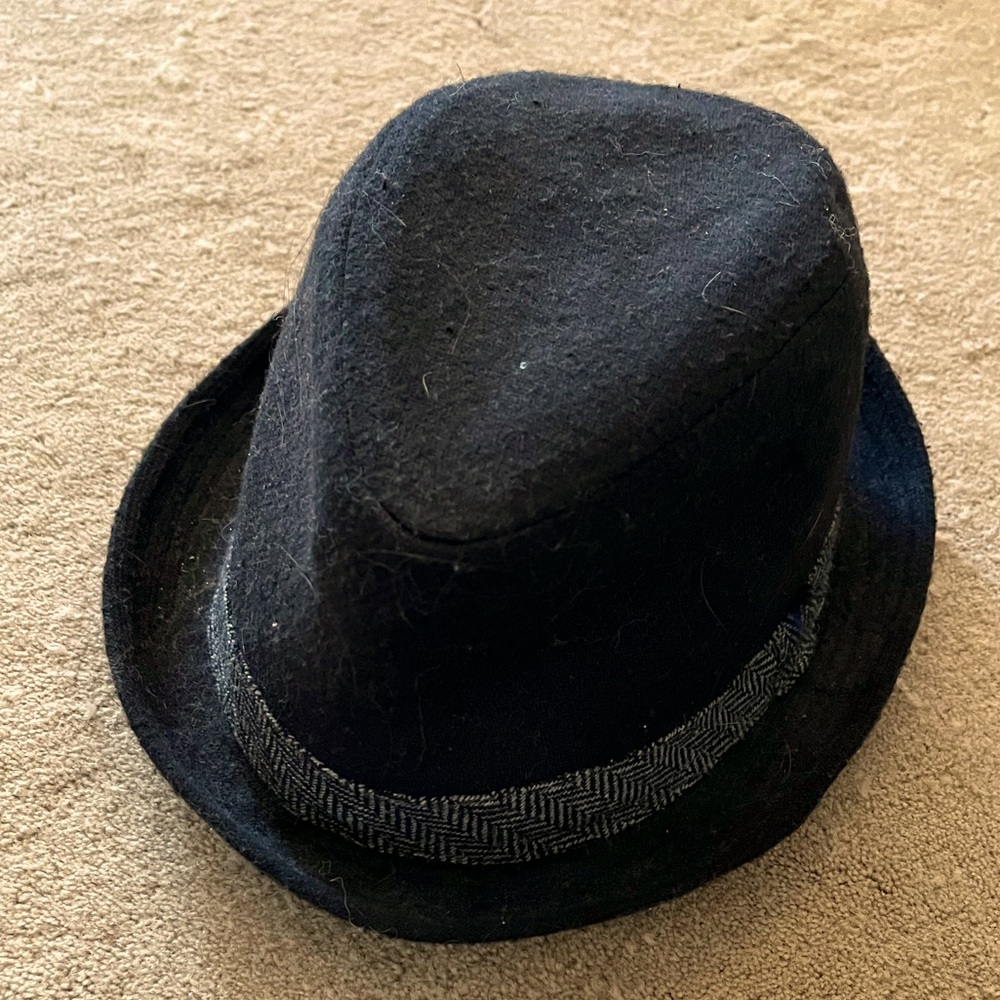 American Eagle Outfitters black fedora with gray/black striped sash